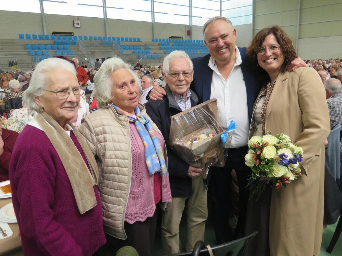 Manuel Sánchez, de 94 anos, con familiares, o alcalde e a concelleira de Servizos Sociais.