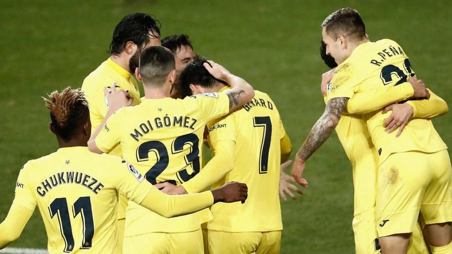 Los jugadores del Villarreal celebran un gol a Osasuna.