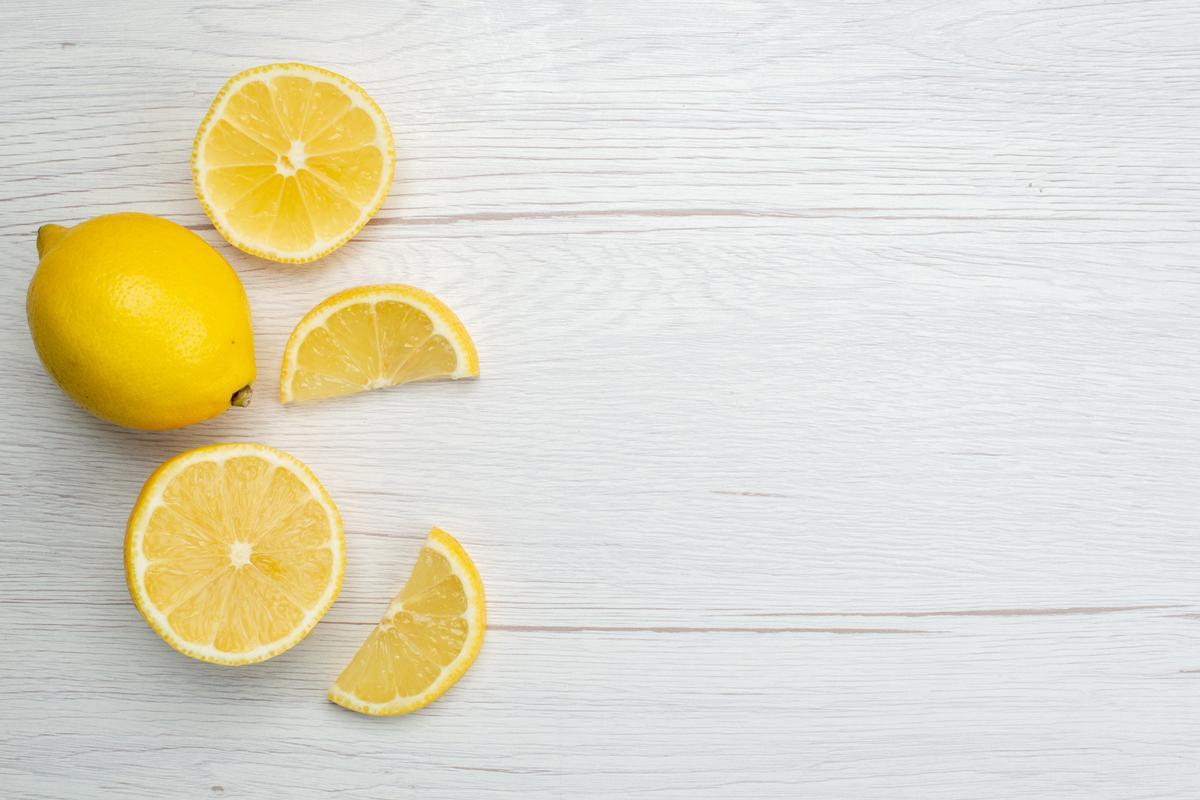 El motivo por el que cada vez más gente usa limones en el baño
