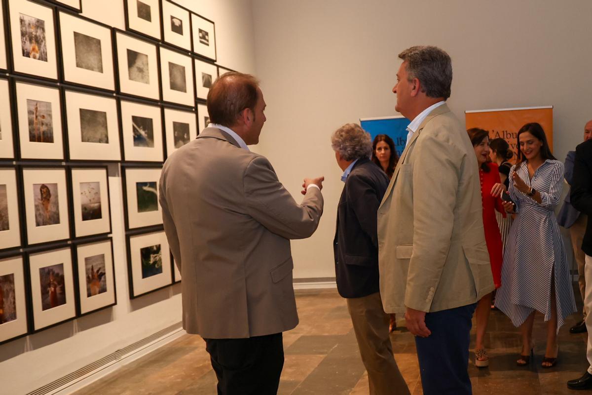 Vicente Martínez Mus, videpresidente tercero y conseller de Medio Ambiente, Infraestructuras, Territorio y de la Recuperación, en el IVAM observando la exposición realizada a l'Albufera