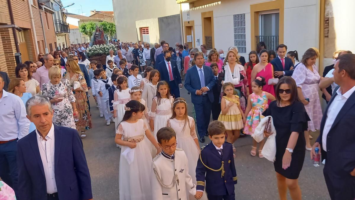 Los niños de comunión procesionan junto a la patrona de Fuentesaúco.