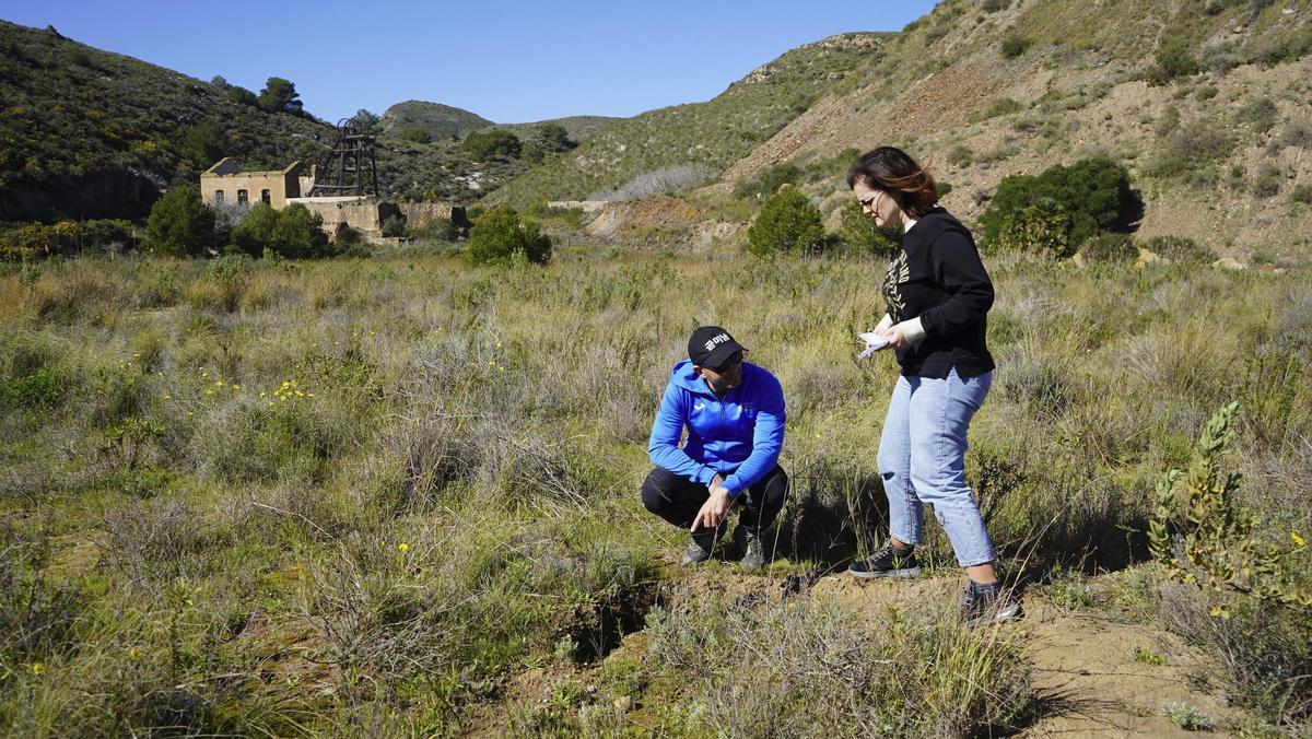 Virginia Sánchez y Raúl Zornoza en el entorno de las minas Santa Antonieta y San Francisco Javier