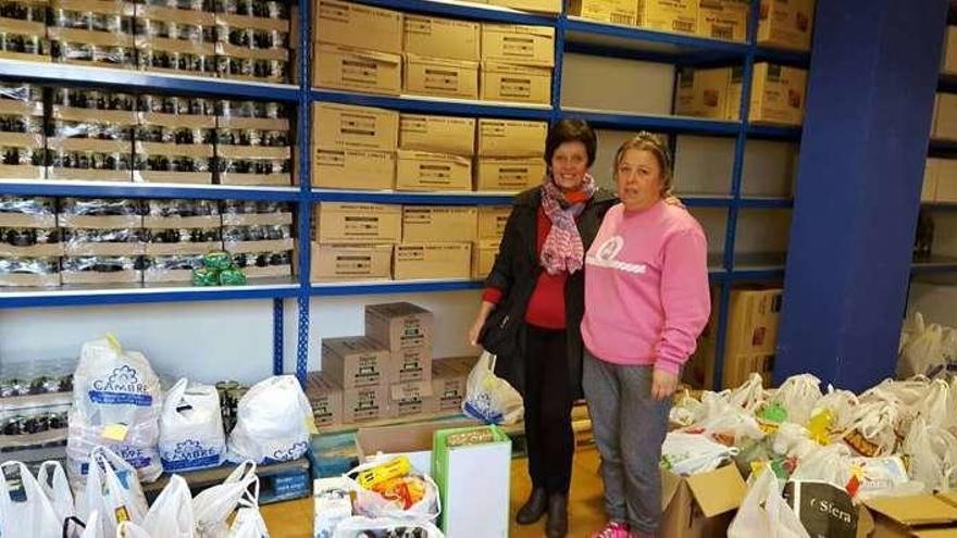 Momento de la entrega de los alimentos a la despensa de Cambre.