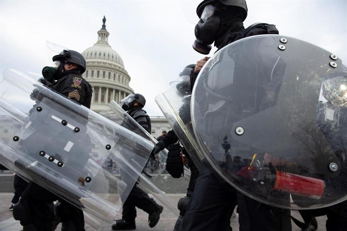 La Policía de Washington, ante el Capitolio.