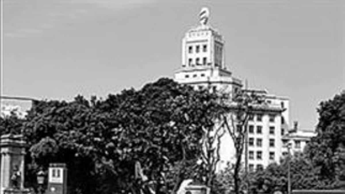 Un surfista de la playa de Sant Sebastià en la plaza de Catalunya.