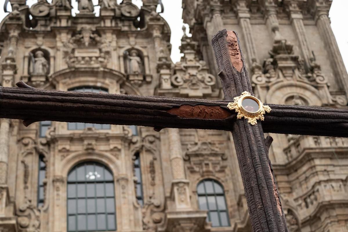 La Cruz del Mundo junto a la Catedral de Santiago de Compostela.