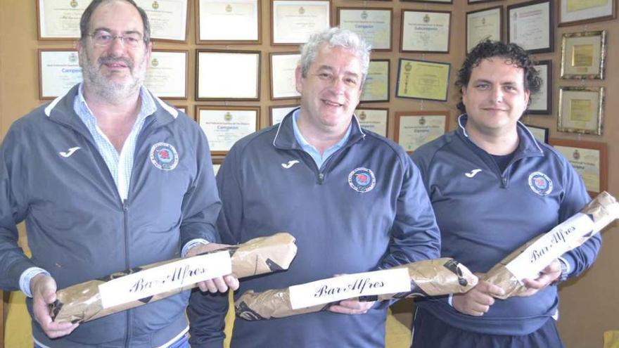 Carlos Solís, Carlos Sever y César Bergaz, con sus premios.