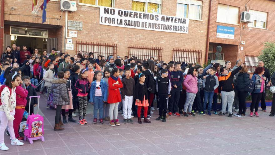 Concentración en la puerta del Colegio José Moreno del Barrio del Progreso.