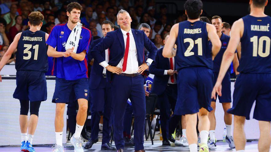 Abrines se dirige al banquillo del Barça durante un tiempo muerto.