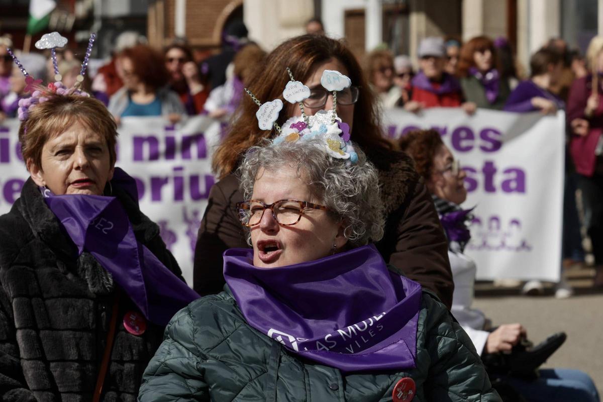 EN IMÁGENES: Un multitudinario y diverso 8M desborda las calles de Villaviciosa y celebra a la mujer rural