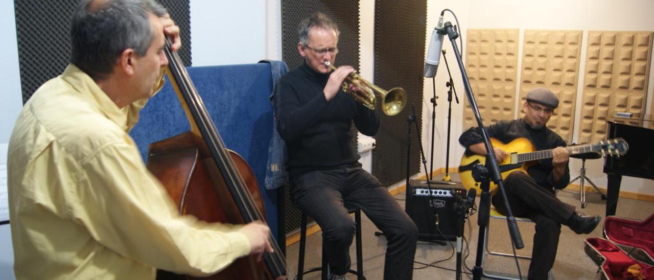 El grupo de jazz East Coast Trío graba uno de sus discos en Eurotrack.