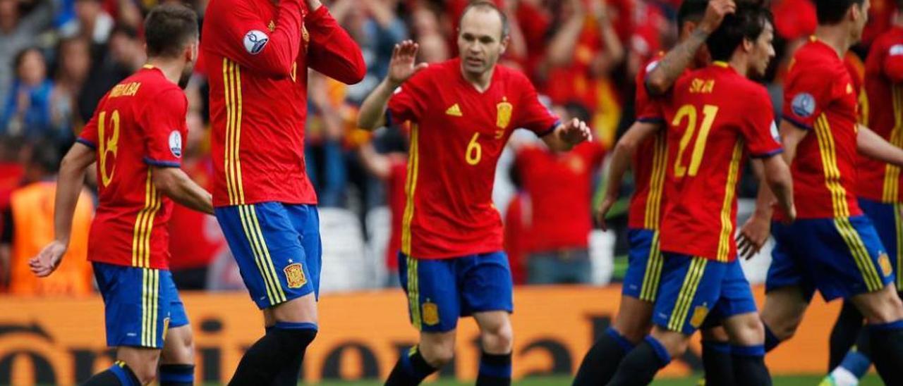 Piqué celebra un gol con España siendo el único jugador de la Roja que lleva manga larga.