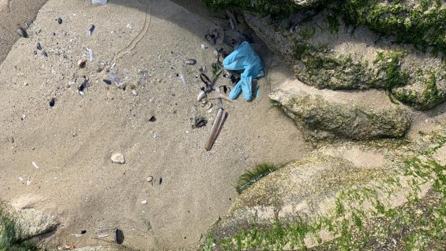 Guante en playa gallega. 