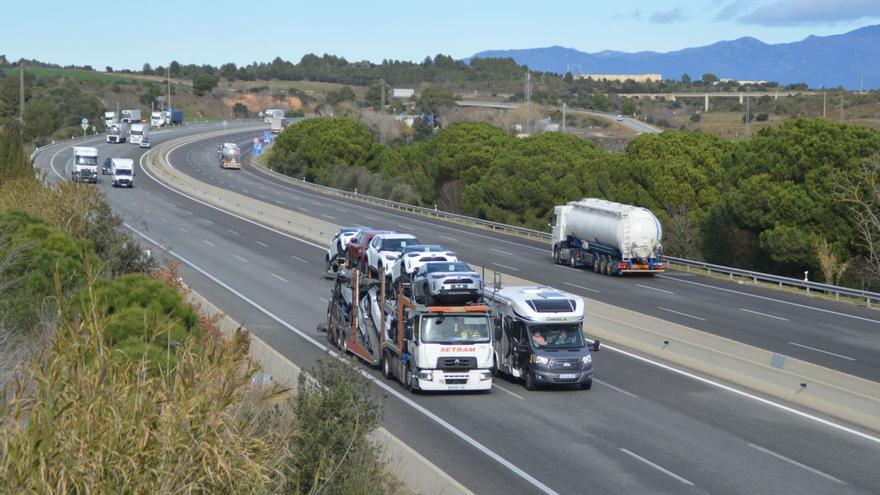 El tram d’autopista entre l’estació d’alta velocitat i els Arcs del Castell, amb l’àrea de descans pròxima a la carretera de Llers.