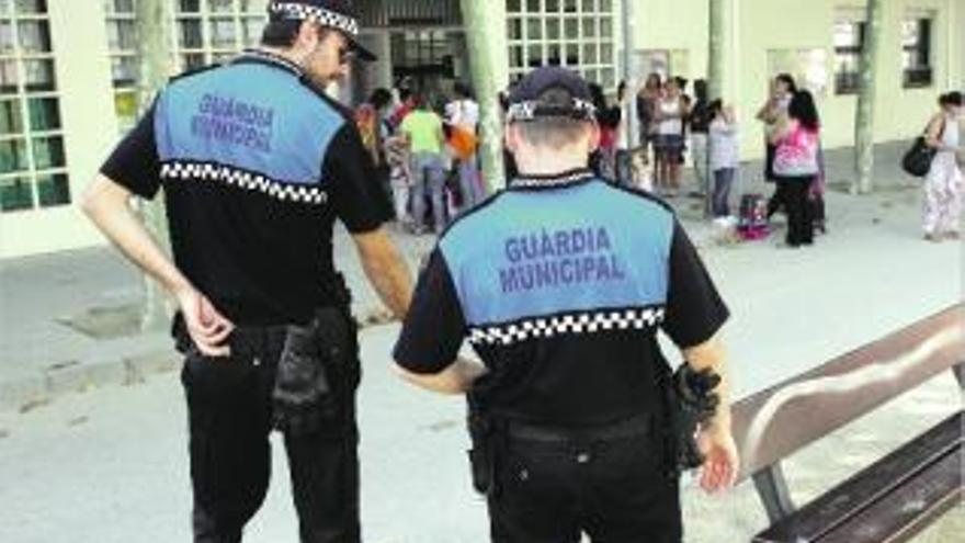 Agents de la guàrdia municipal vigilant l&#039;entrada de l&#039;escola de Maçanet, on dimecres passat es va produir un cas d&#039;agressió a dues professionals