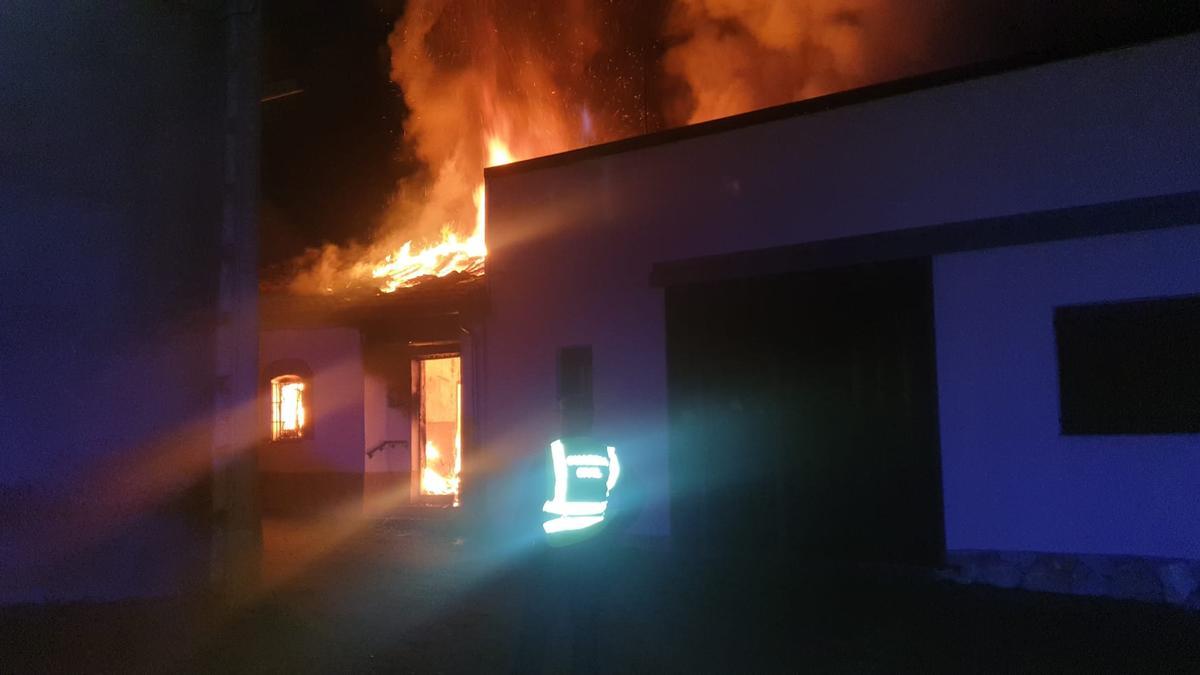 El fuego arrasa la vivienda en la localidad de Malva
