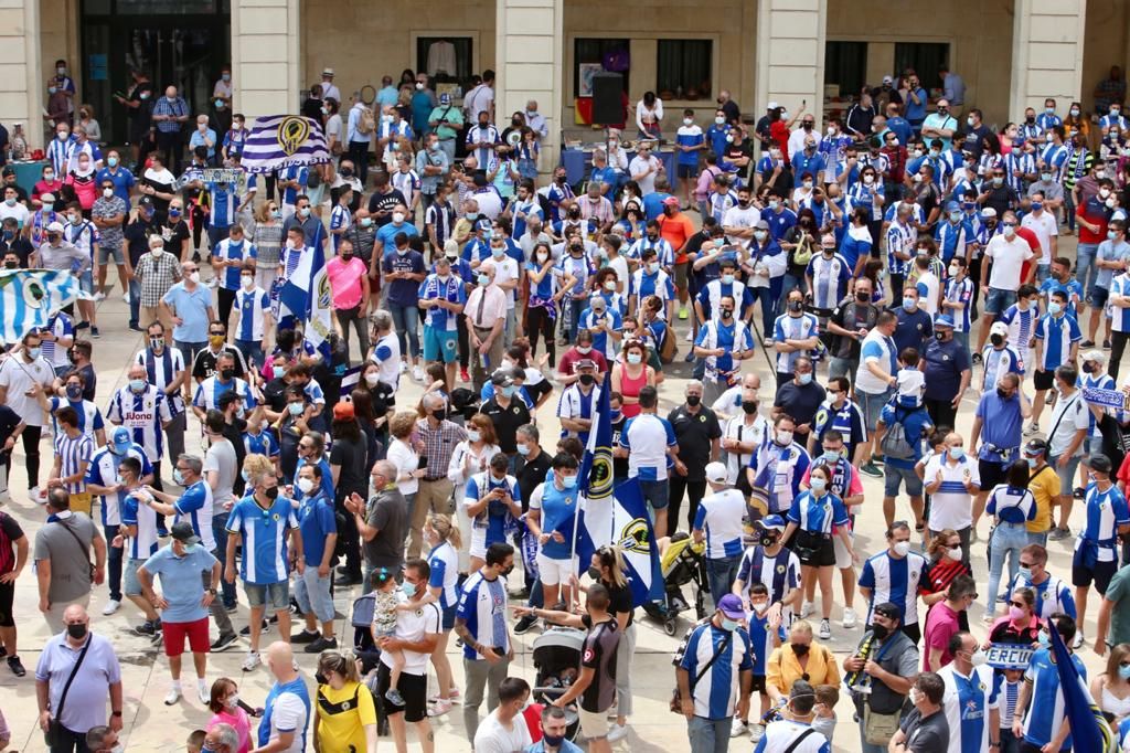 La afición del Hércules protesta por la mala situación del club