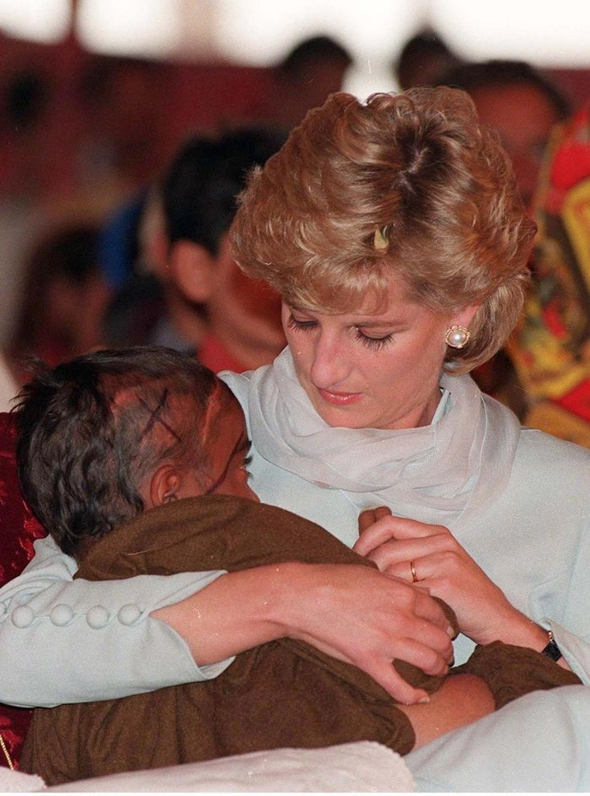 Diana de Gales en un hospital de niños enfermos de cáncer en Pakistán