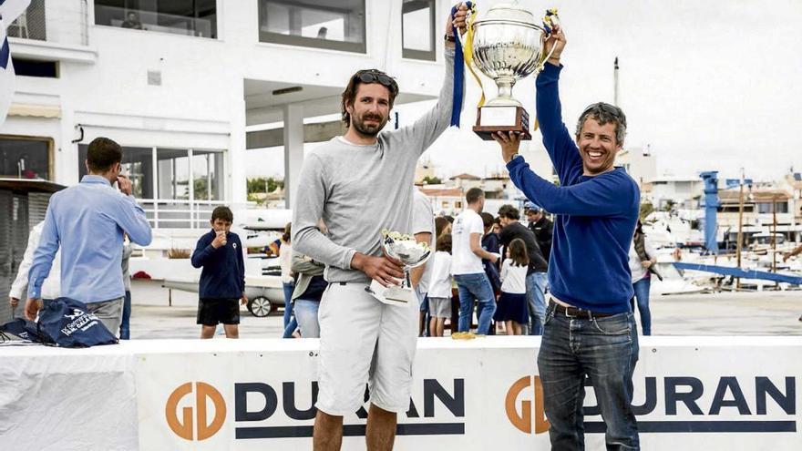 Pérez y Crombe posan con el trofeo.