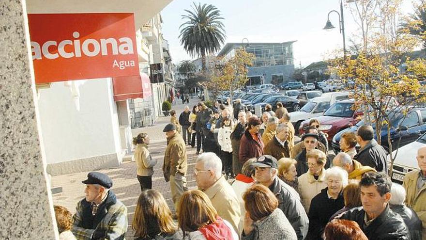 Colas delante de la oficina de Acciona para pagar los recibos de saneamiento pendientes.