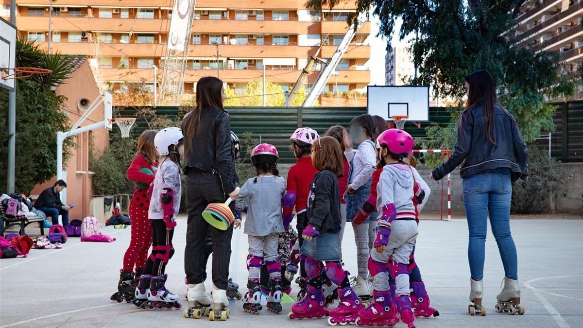 Las grúas asoman tras el muro sonoreductor de la Escola Casas