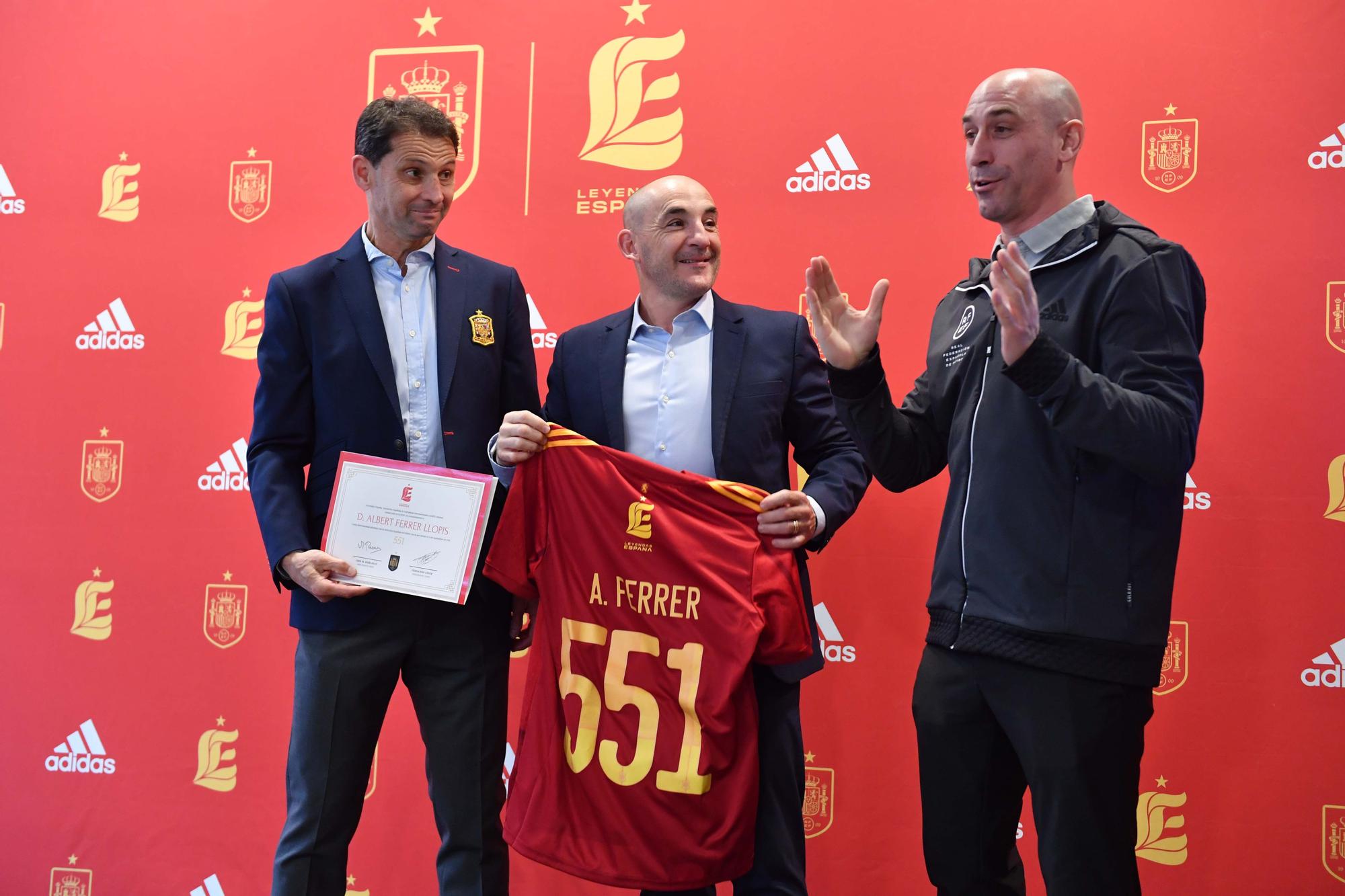 Reencuentro en A Coruña entre antiguos y actuales jugadores de la selección española de fútbol