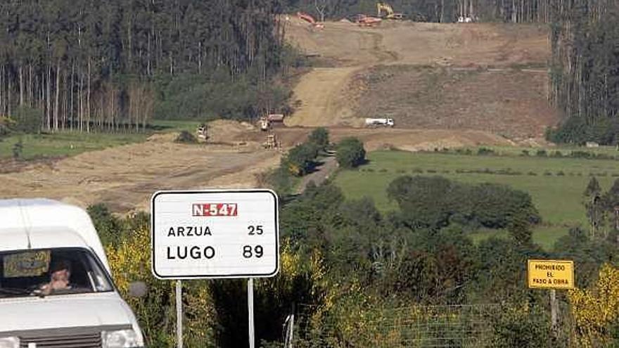 Carretera Santiago-Lugo, con obras de la autovía al fondo.