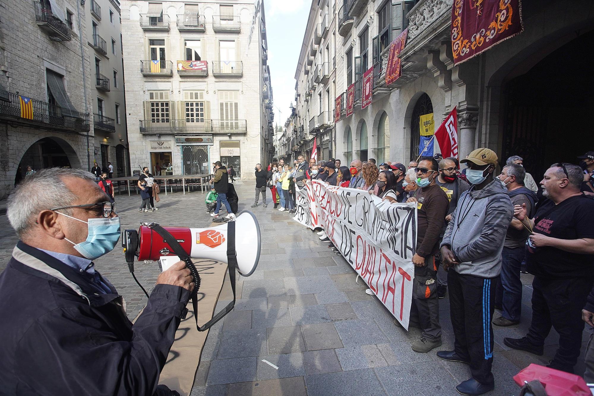 Protesta dels treballadors de Girona + Neta en contra de la privatització del servei públic de neteja