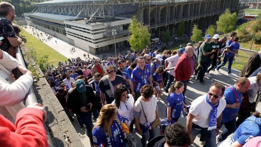 Aficionados oviedistas a la salida de un partido en el Carlos Tartiere en las escaleras de La Ería.