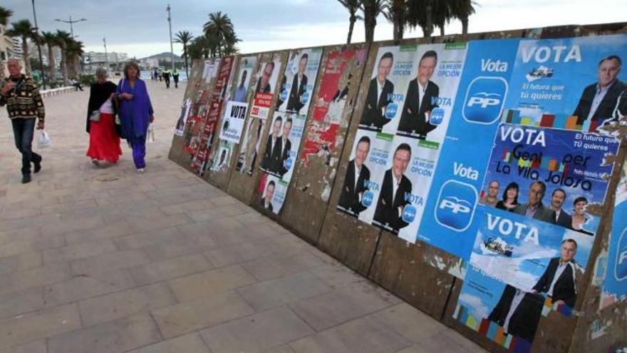 Propaganda electoral de algunos de los siete partidos que concurren a las elecciones en La Vila.