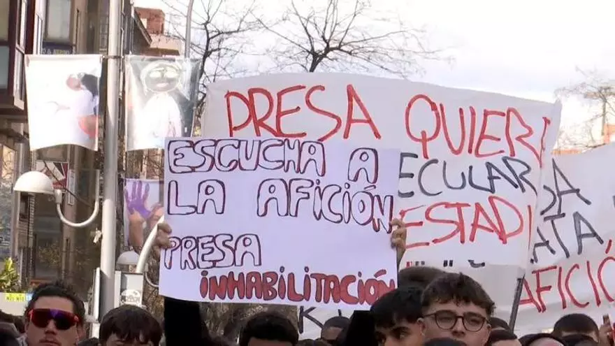 Cientos de aficionados protestan en Vallecas contra la gestión de Presa antes de que su equipo juegue en Leganés