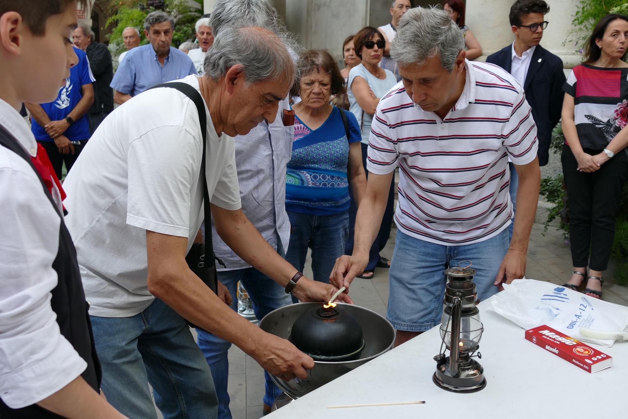 La Flama del Canigó és rebuda a Figueres per desenes de persones