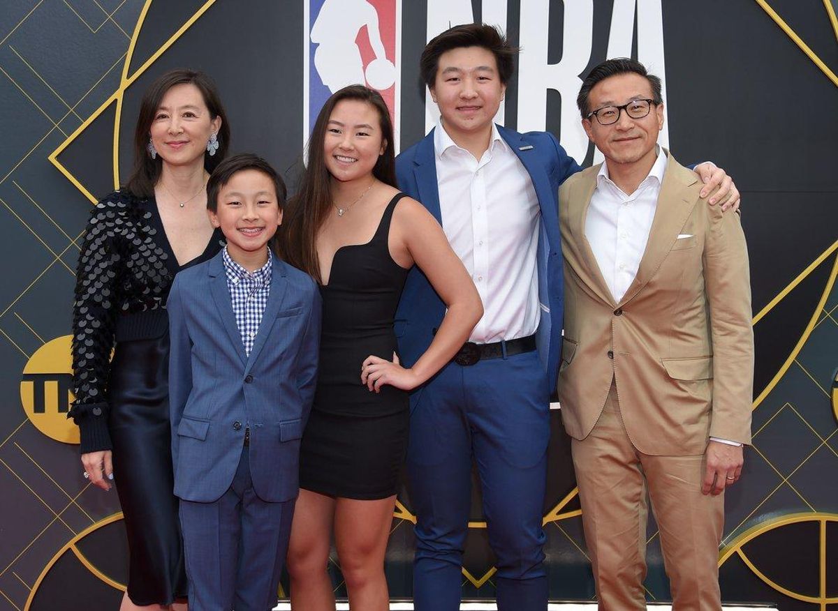 Joe Tsai (d), nuevo propietario de los Nets, junto a su familia.