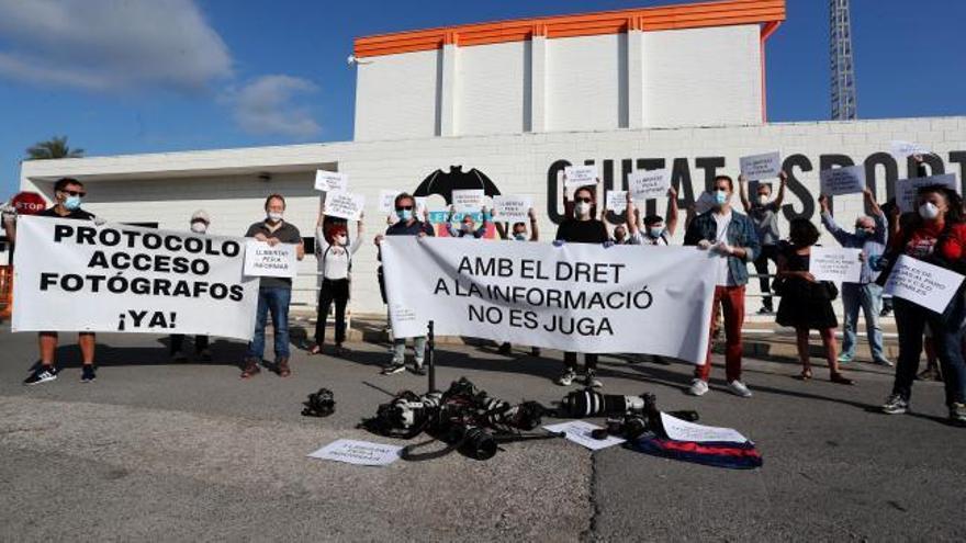 Protesta de fotoperiodistas para pedir acceso a los campos de fútbol