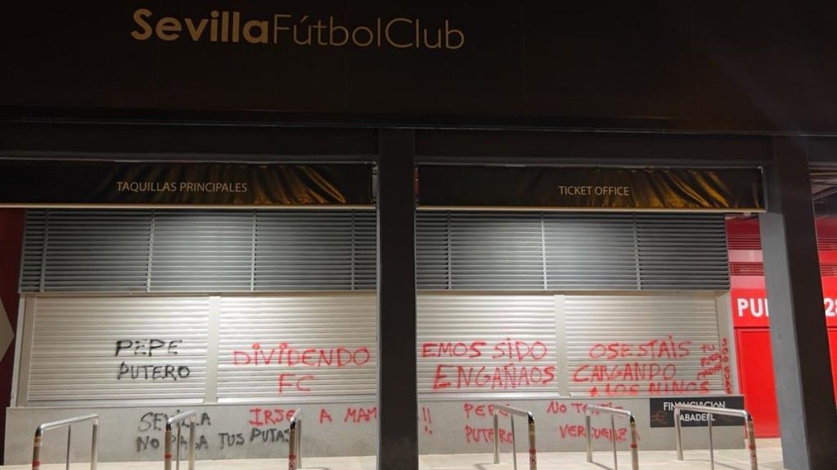 Pintadas en el estadio del Sevilla contra el precio de los abonos