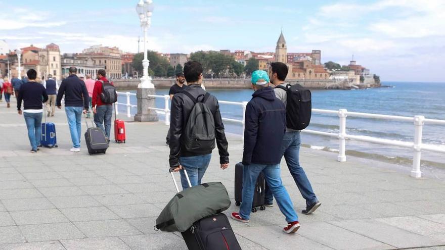 Turistas en el muro de San Lorenzo.