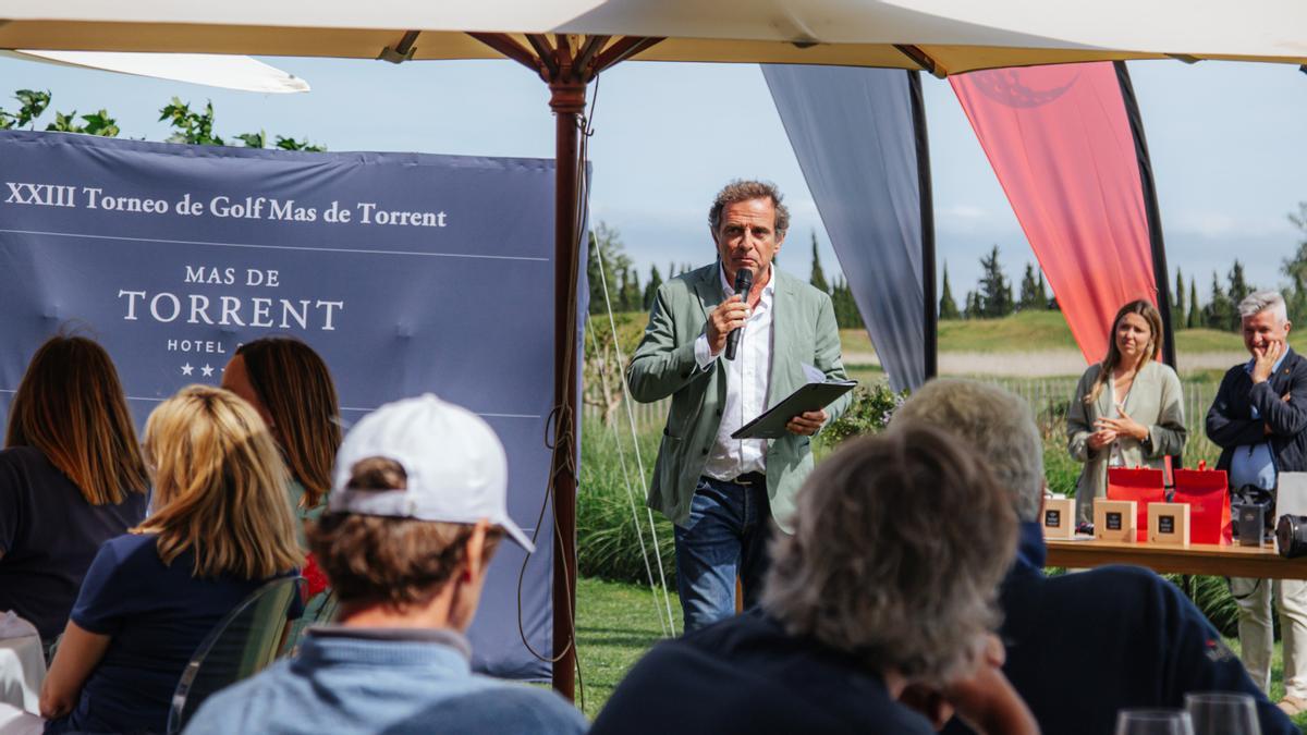 Pau Guardans, fundador y CEO de Único Hoteles, ejerciendo de anfitrión en la comida del torneo de golf de Mas de Torrent en Empordà Golf Club.