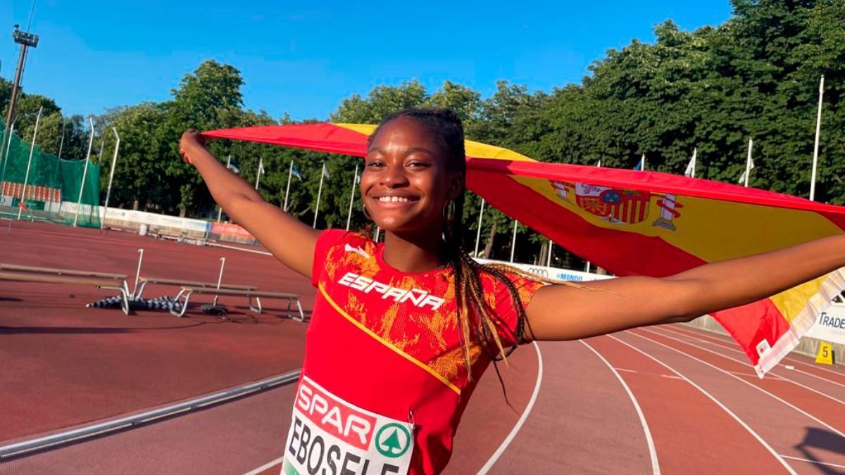 Tessy Ebosele, celebrando su plata en salto de longitud