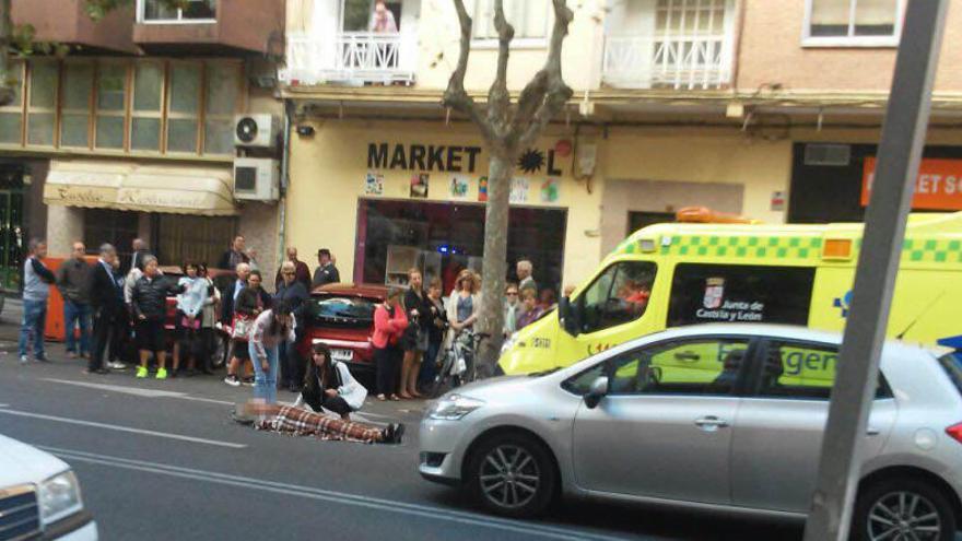 La chica, atendida por los sanitarios en el lugar del atropello.