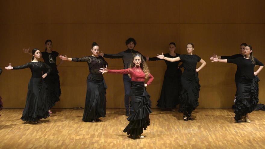 Algunos bailarines, durante el ensayo de ayer en el Víctor Villegas.