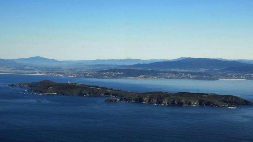 Una vista de Ons, en la bocana de la ría de Pontevedra. // I. Abella