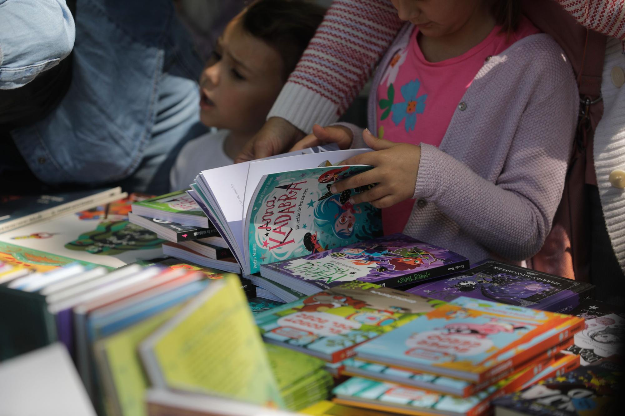 Día del Libro en Mallorca: Los lectores abarrotan el centro de Palma