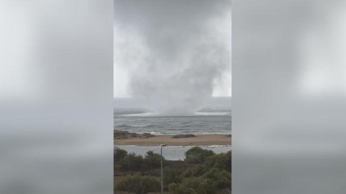 Espectaculares imágenes de un tornado en Isla Cristina