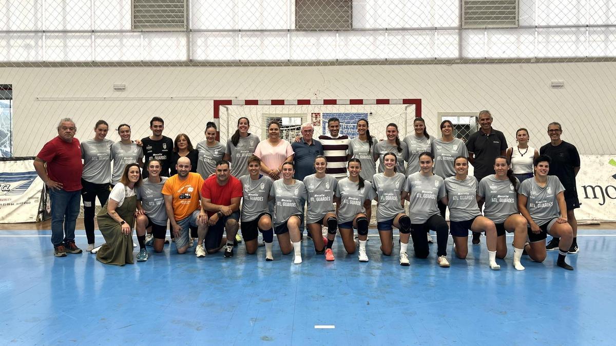 Las jugadoras, el cuerpo técnico y la ya dimitida junta directiva posan el pasado jueves, en el arranque de la pretemporada.