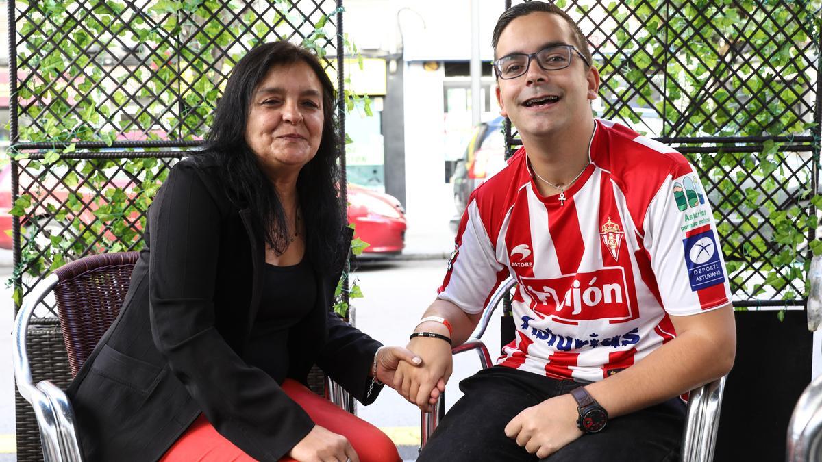 Germán y su madre en Gijón