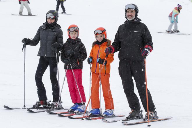 La reina Letizia, la princesa Leonor, la infanta Sofía y el rey Felipe VI esquiando en las pistas de Astún en 2017