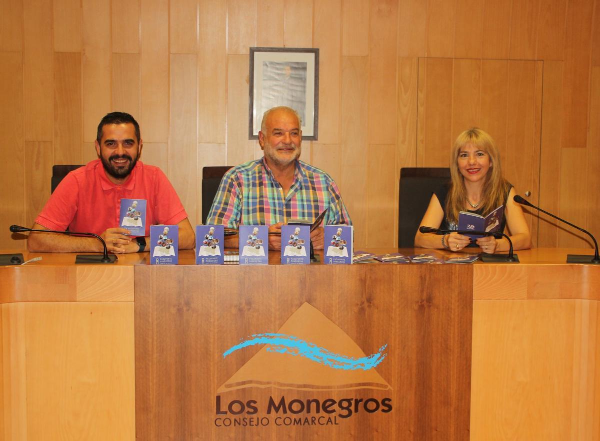 De izquierda a derecha, el consejero comarcal de Turismo, Marcos Vaquer; el presidente Comarca de Los Monegros, Armando Sanjuan y la directora área de Turismo Comarca de Los Monegros, Natalia Arazo.