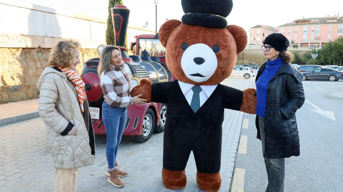 El tren lo conduce un oso que también hace las funciones de revisor.