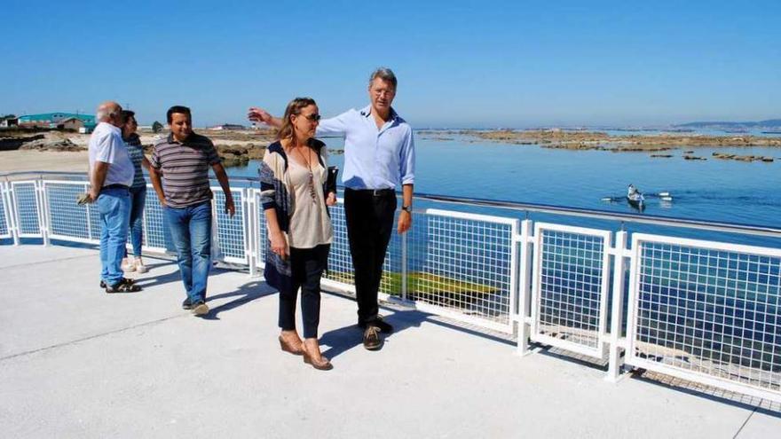 Los representantes del gobierno grovense en la visita a las obras cursada ayer.  // Muñiz