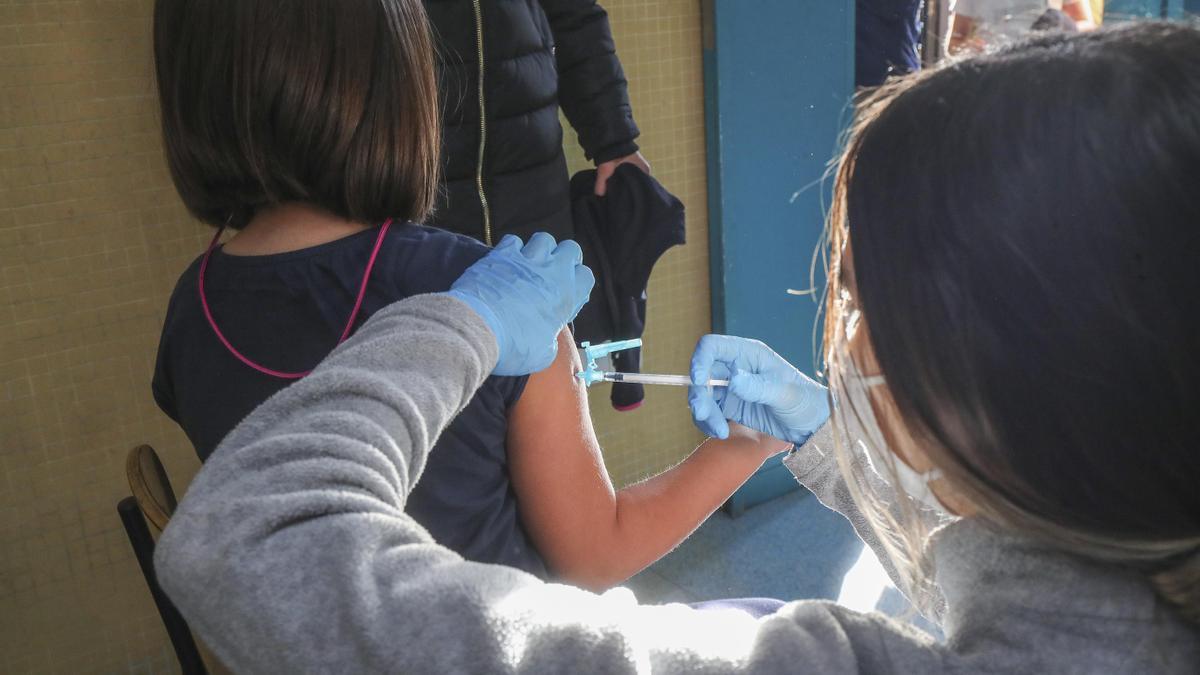 Vacunación en un colegio concertado de València.